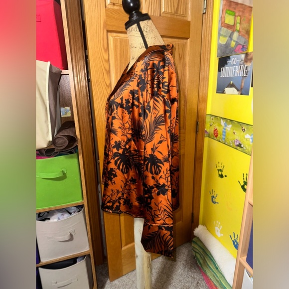 🧡🖤 FUTURE COLLECTION SILK BUTTON UP - Picture 6 of 11